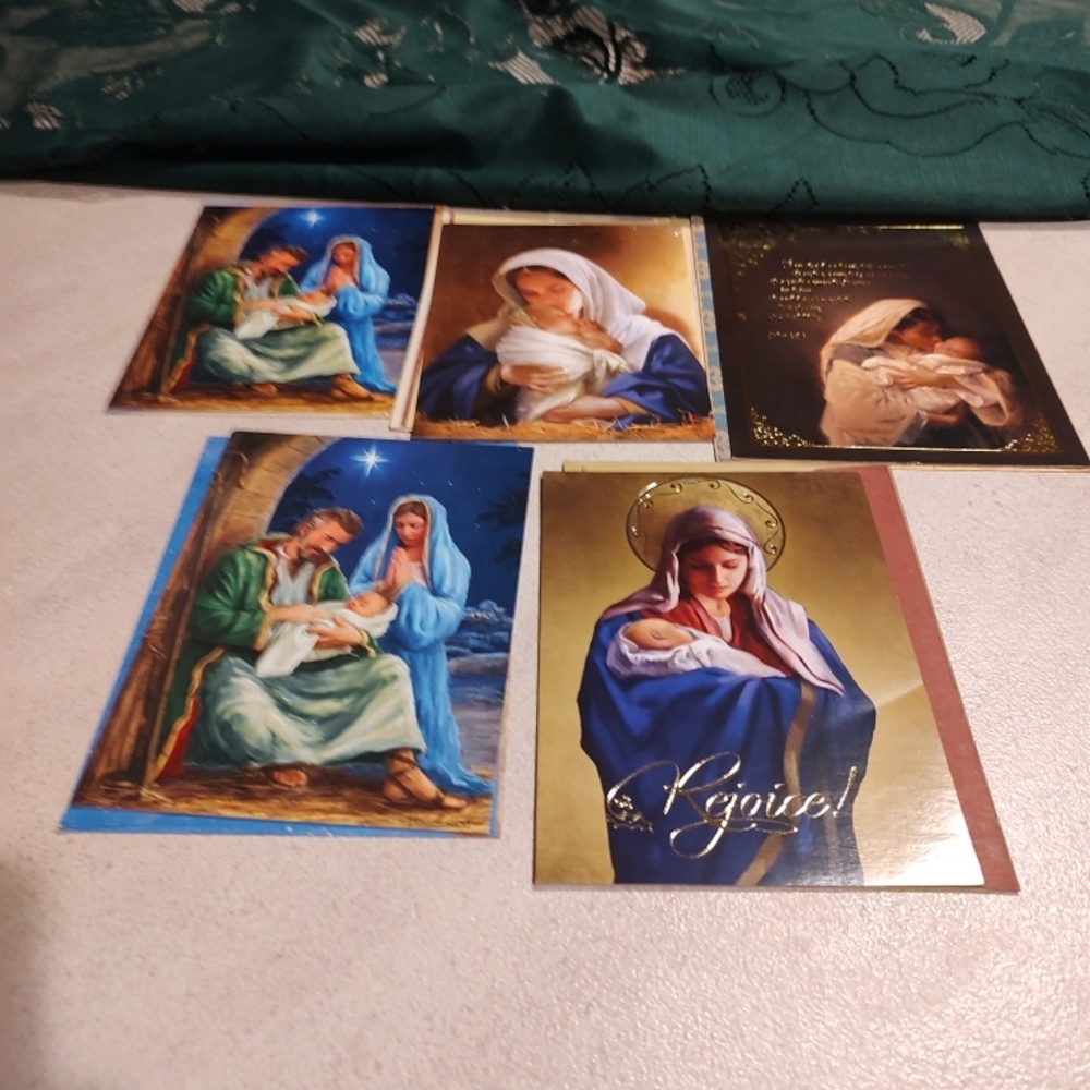 You are looking at an extremely rare find - 5 unused Christmas greeting cards